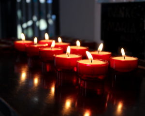 Kerzen,rote Kerzen,Opferkerzen,Kerzenlichter